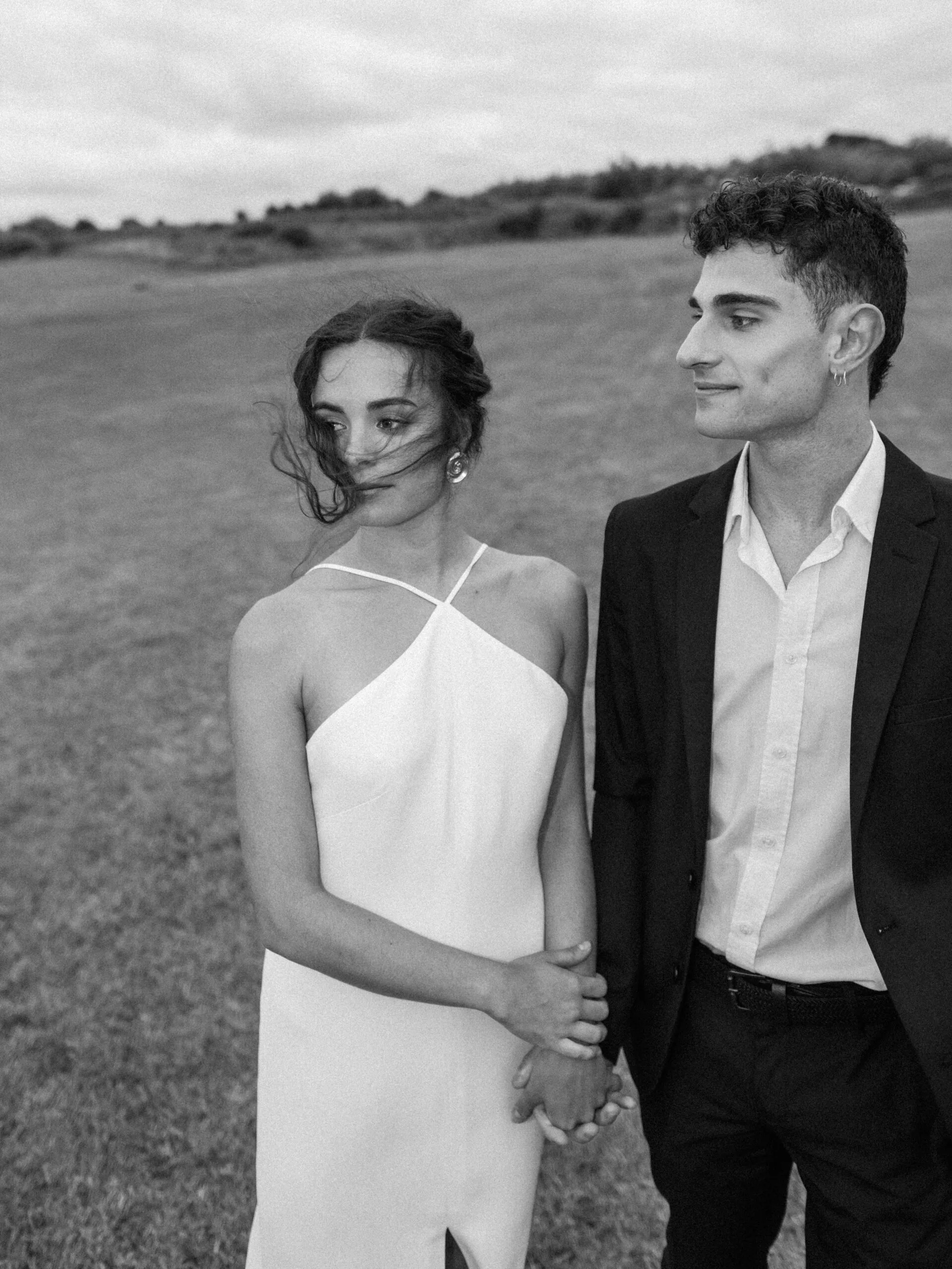 Sesión de fotos en la playa para boda de lujo en Santander