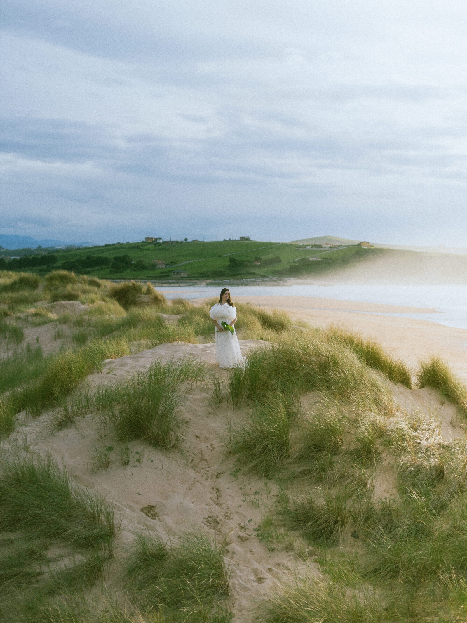 Fotografía de boda en la playa de Liencres