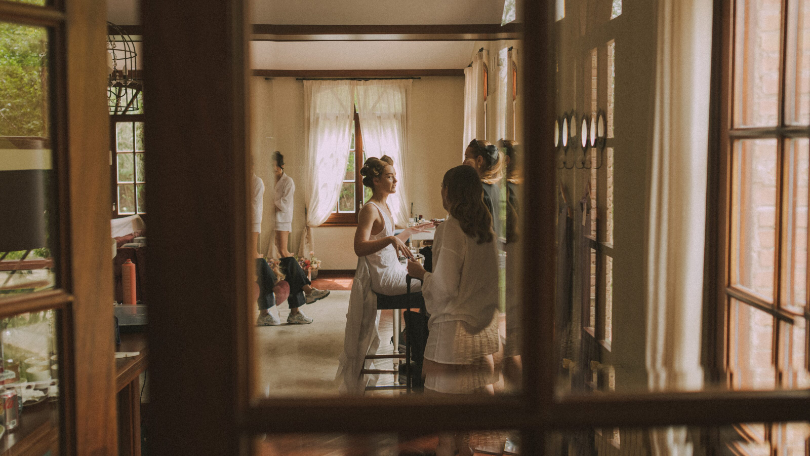 Wedding photographer in Barcelona at La Farinera with candid wedding style