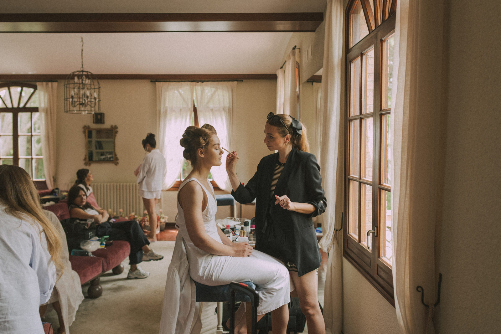 Wedding photographer in Barcelona at La Farinera with vintage wedding style