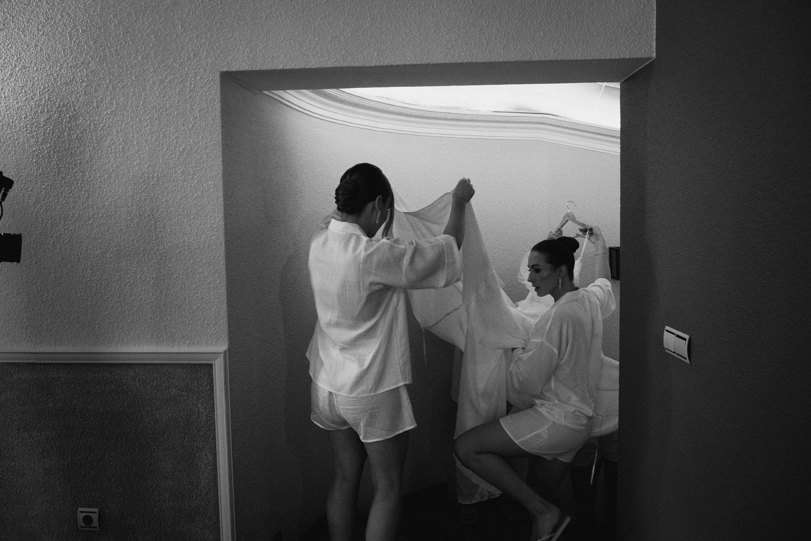 Wedding photographer in Barcelona at La Farinera with candid wedding photography