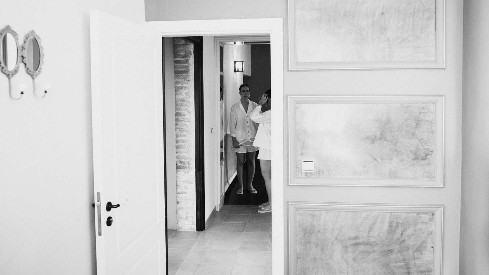 Wedding photographer in Barcelona at La Farinera with candid photography