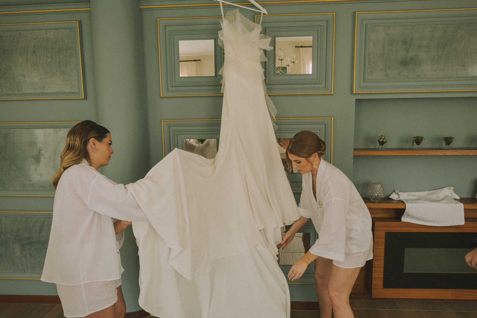 Wedding photographer in Barcelona at La Farinera with vintage photography