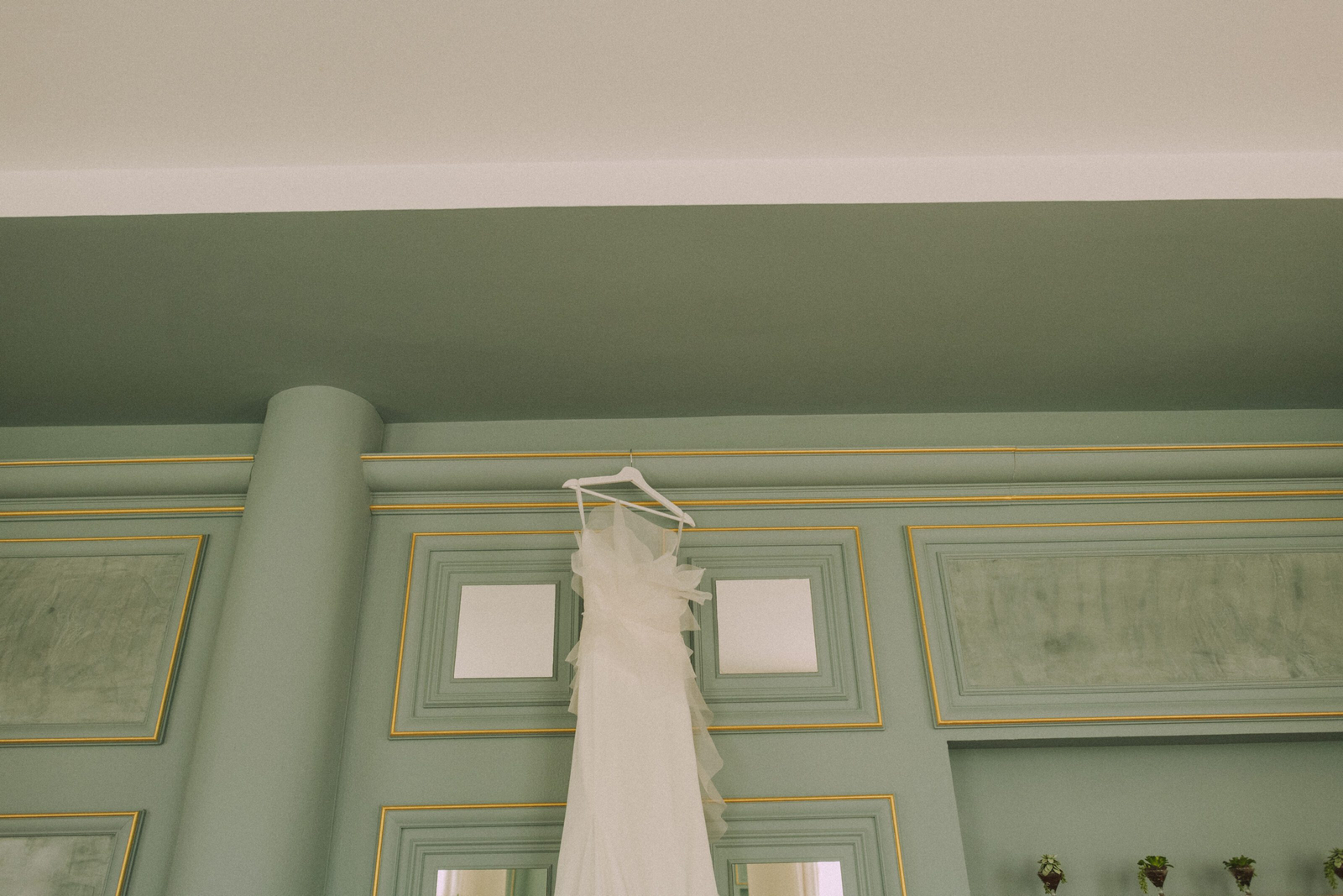 Wedding photographer in Barcelona at La Farinera with authentic moments