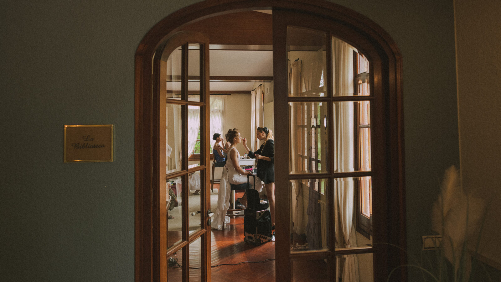 Wedding photographer in Barcelona at La Farinera with candid approach