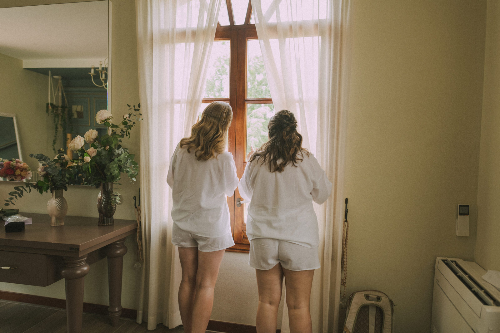 Wedding photographer in Barcelona at La Farinera with vintage look