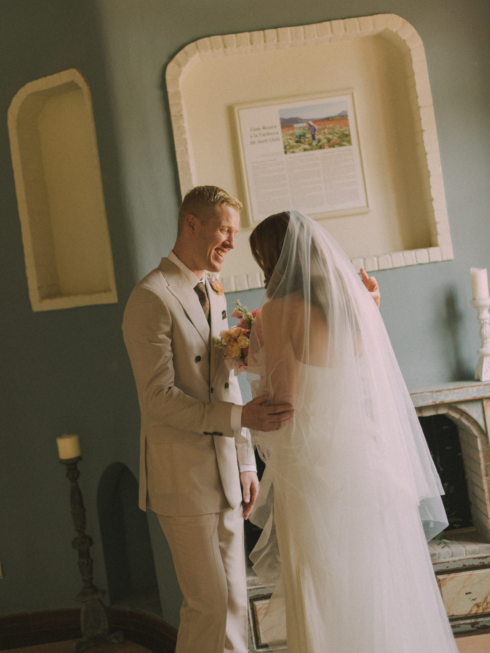 Wedding photographer in Barcelona at La Farinera with candid wedding style Barcelona