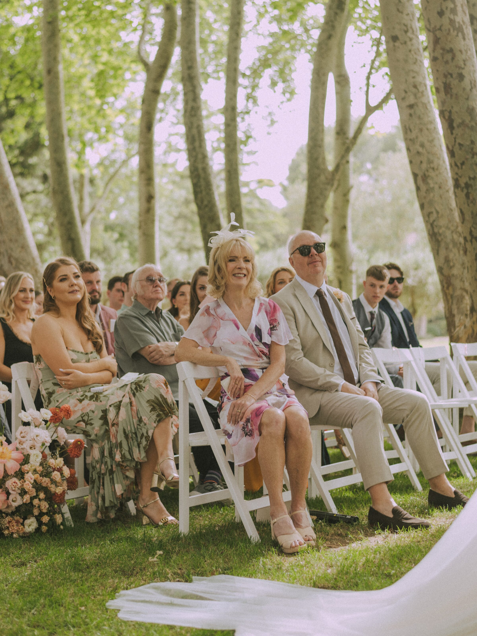 Wedding photographer in Barcelona at La Farinera with vintage wedding style