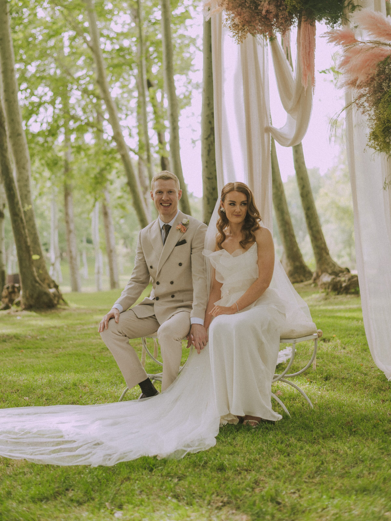 Wedding photographer in Barcelona at La Farinera with candid photography
