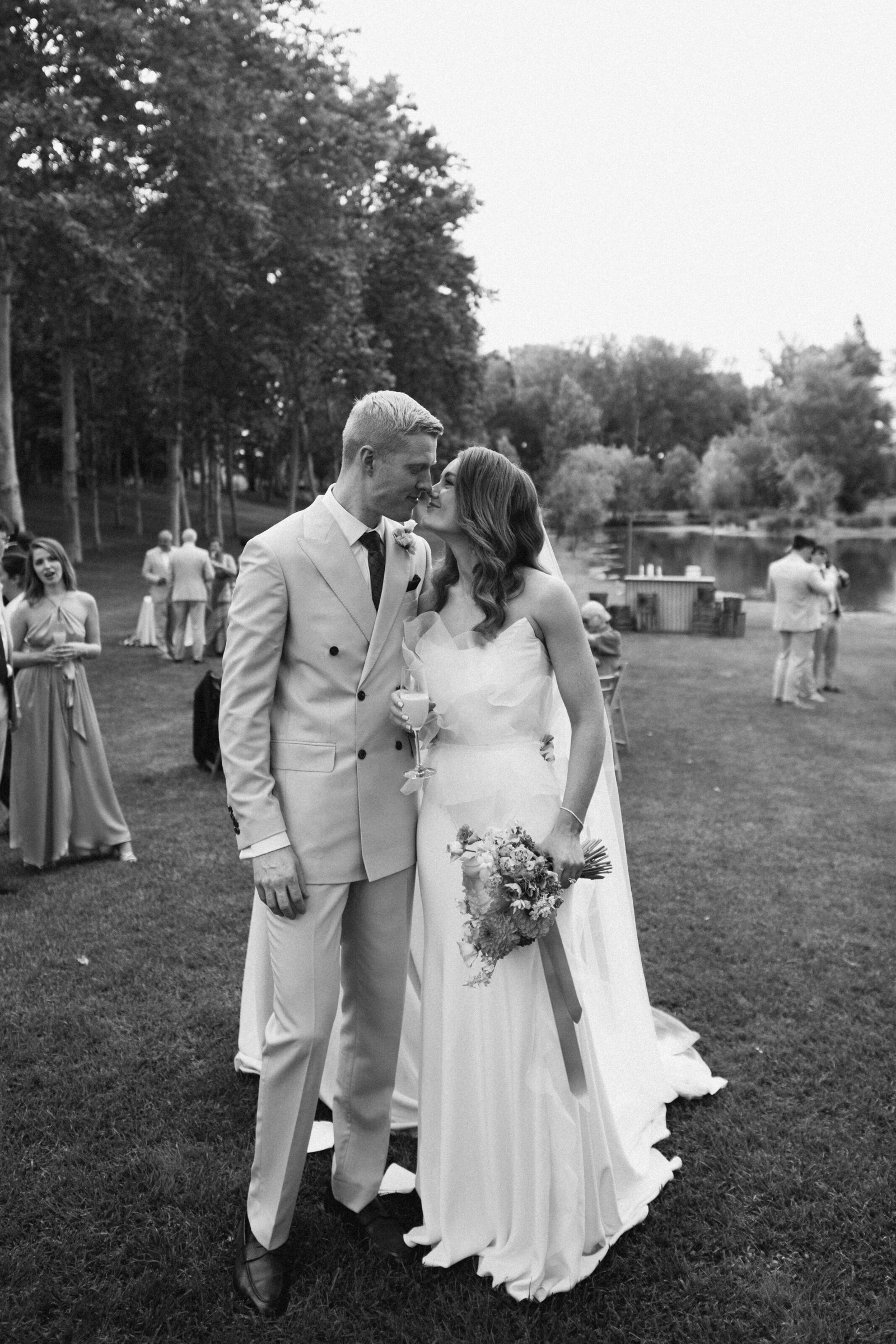 Wedding photographer in Barcelona at La Farinera with authentic photography