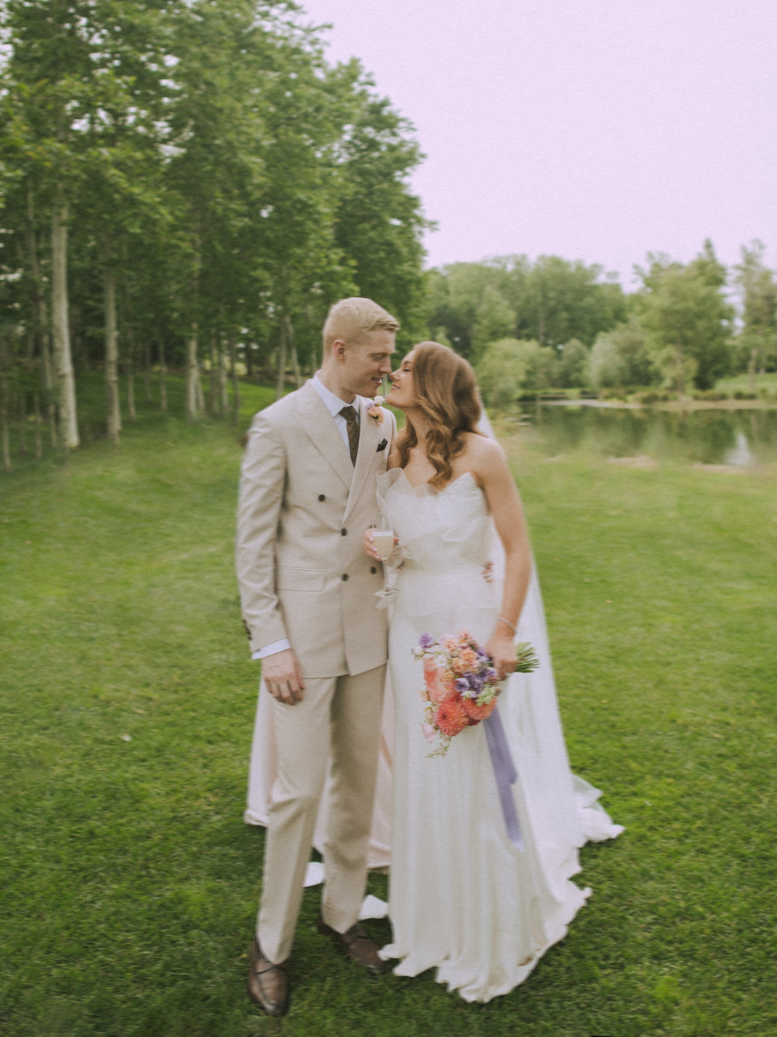 Wedding photographer in Barcelona at La Farinera with real photography