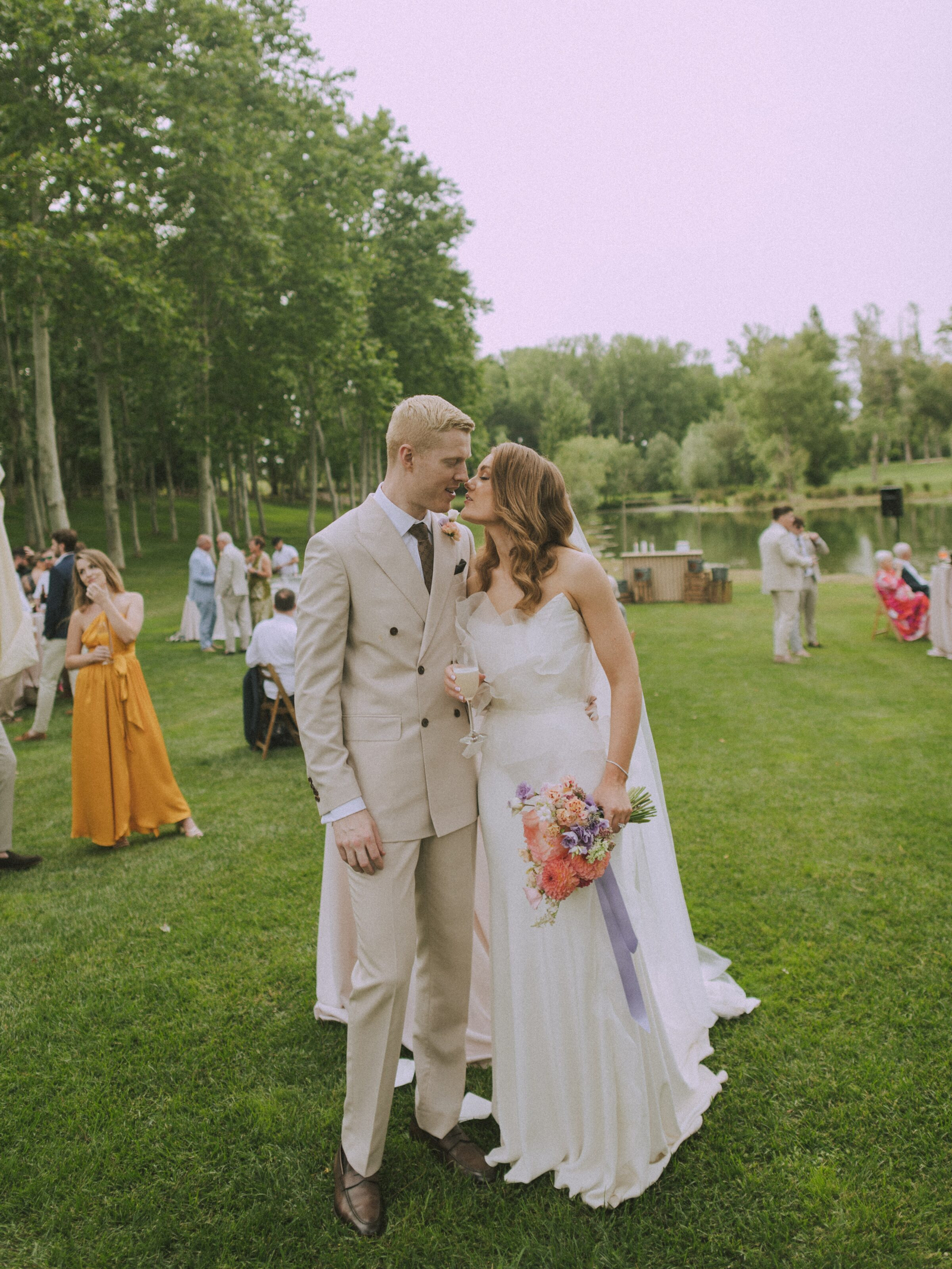 Wedding photographer in Barcelona at La Farinera with candid photography