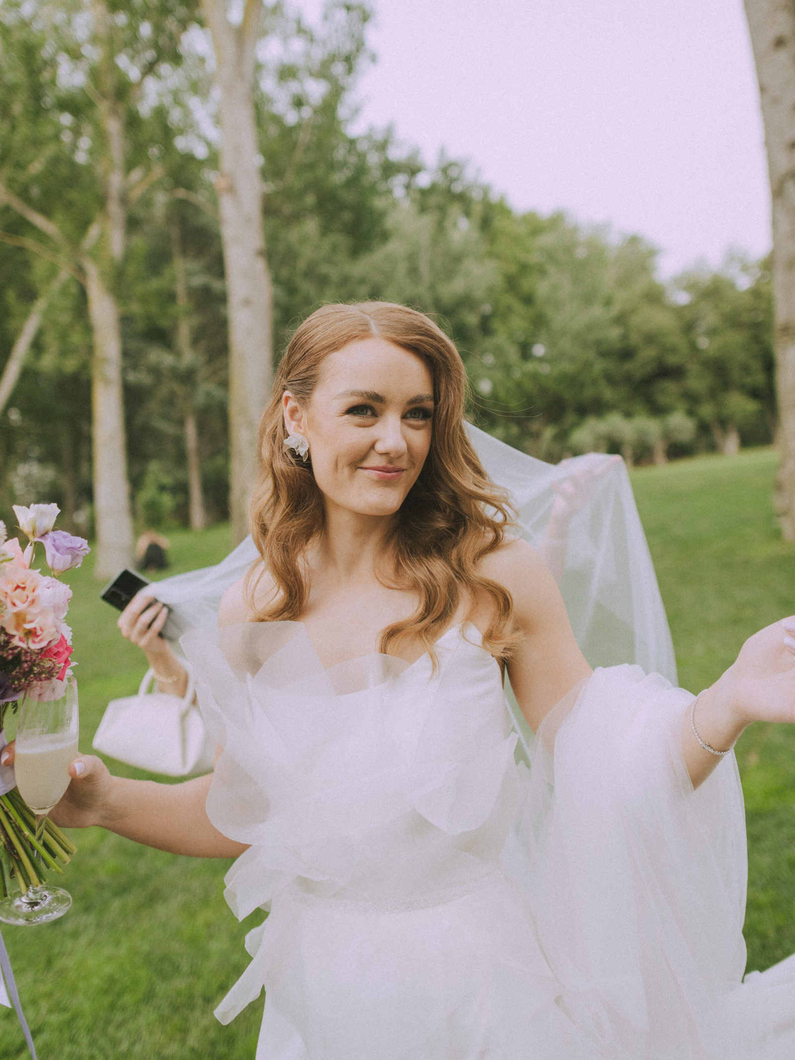 Wedding photographer in Barcelona at La Farinera with authentic moments