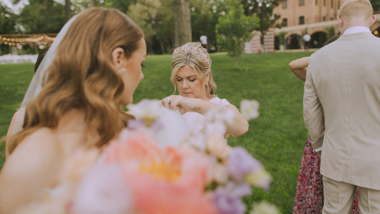 Wedding photographer in Barcelona at La Farinera with real moments