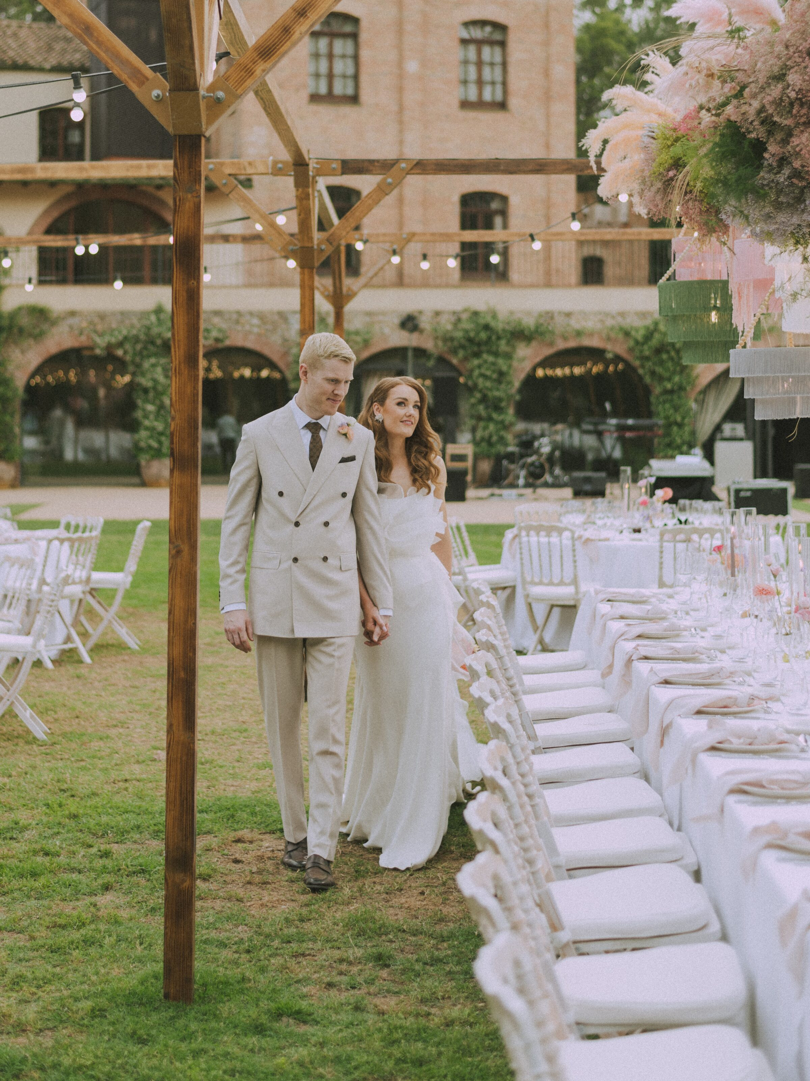 Wedding photographer in Barcelona at La Farinera with vintage wedding look Spain