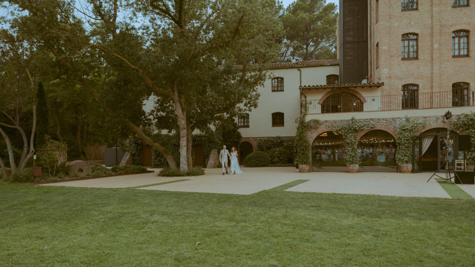 Wedding photographer in Barcelona at La Farinera with professional wedding look