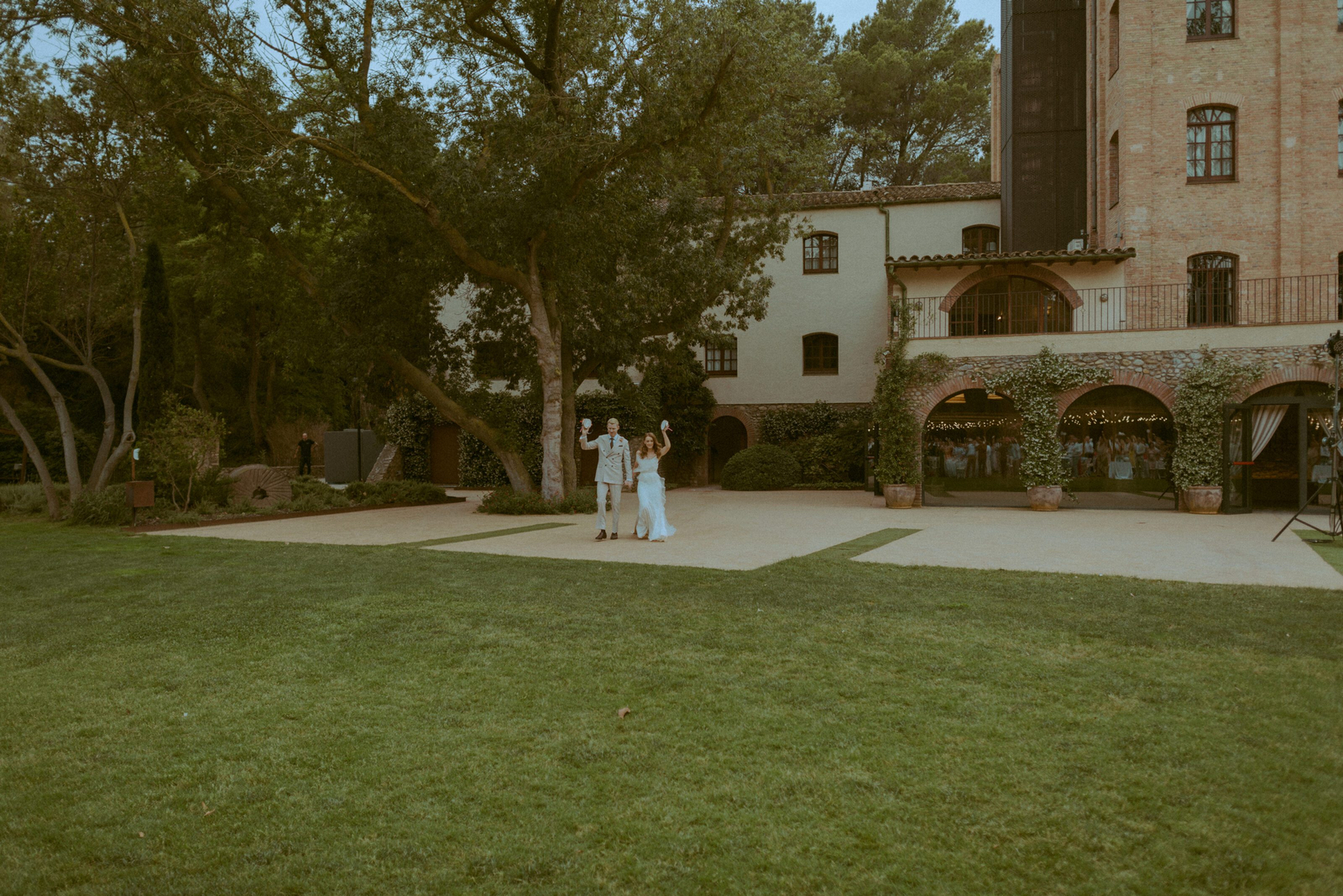 Wedding photographer in Barcelona at La Farinera with analog wedding look