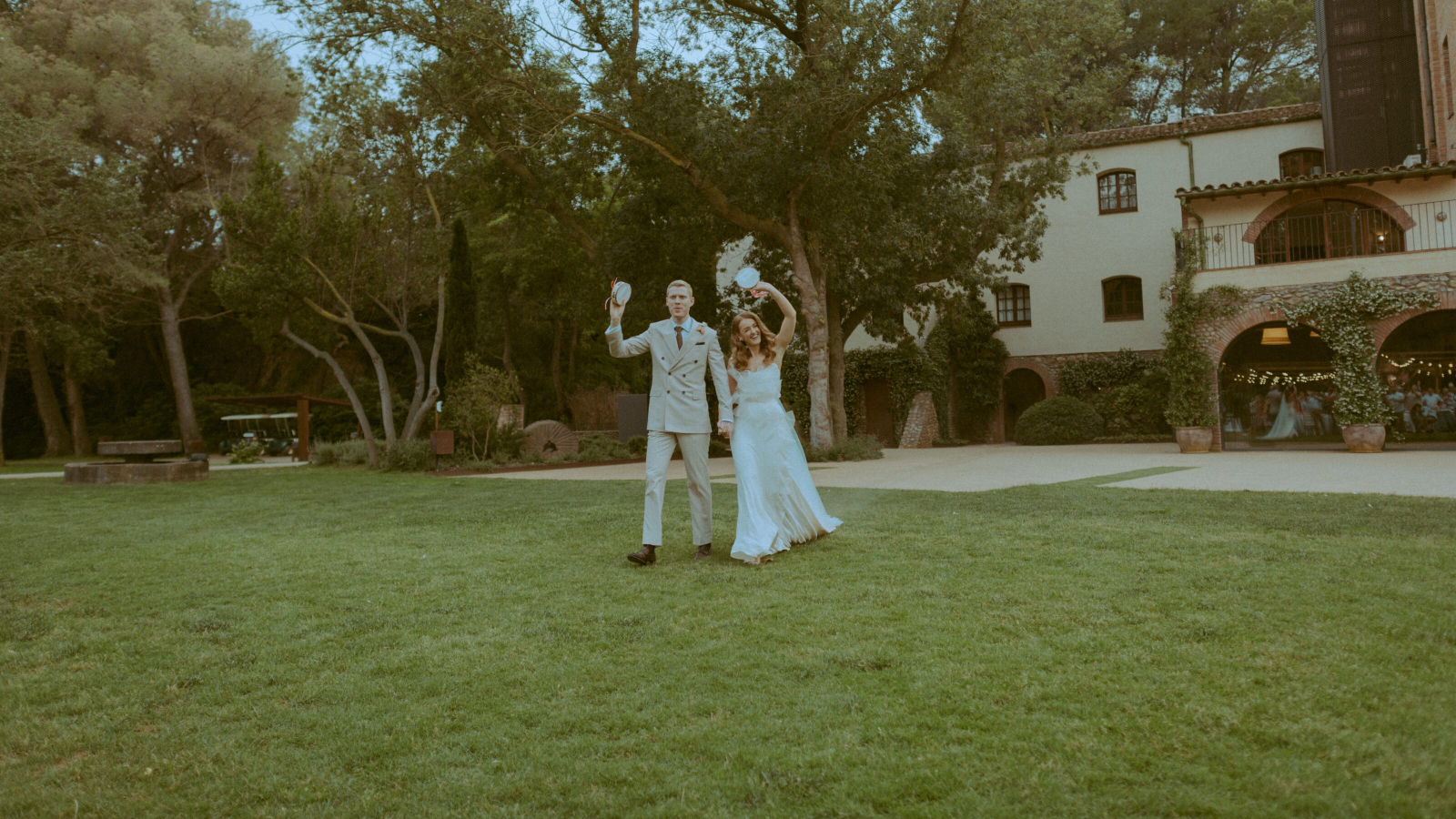 Wedding photographer in Barcelona at La Farinera with candid wedding look