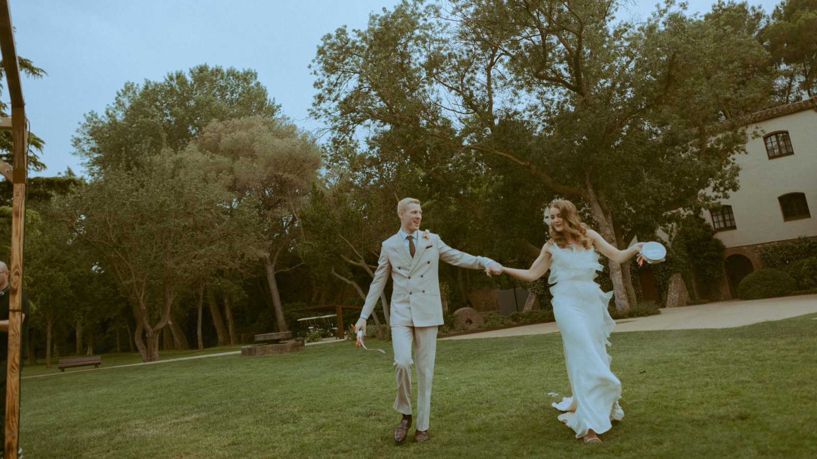 Wedding photographer in Barcelona at La Farinera with vintage wedding look
