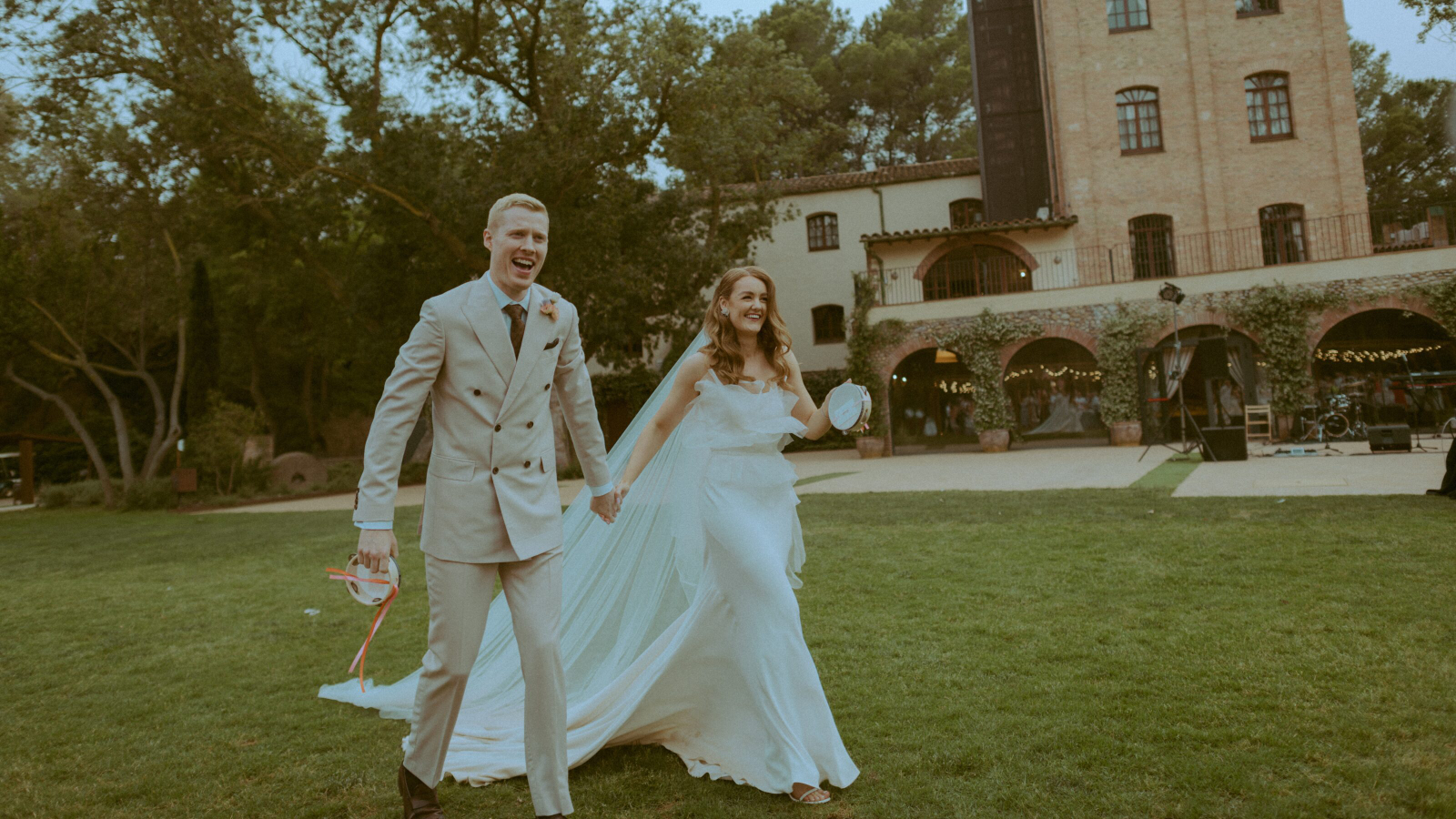Wedding photographer in Barcelona at La Farinera with authentic wedding style