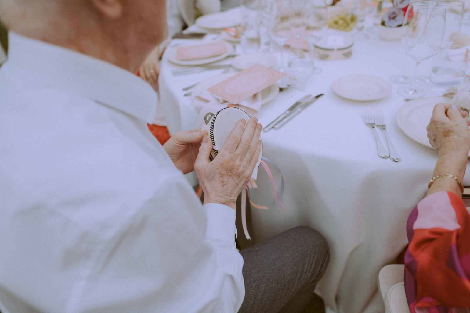 Wedding photographer in Barcelona at La Farinera with authentic moments