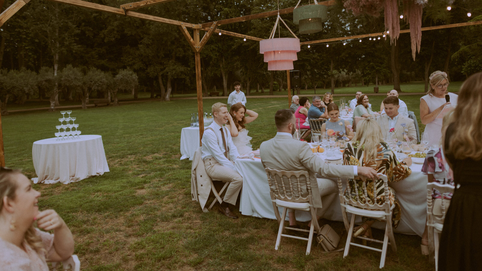 Wedding photographer in Barcelona at La Farinera with real moments