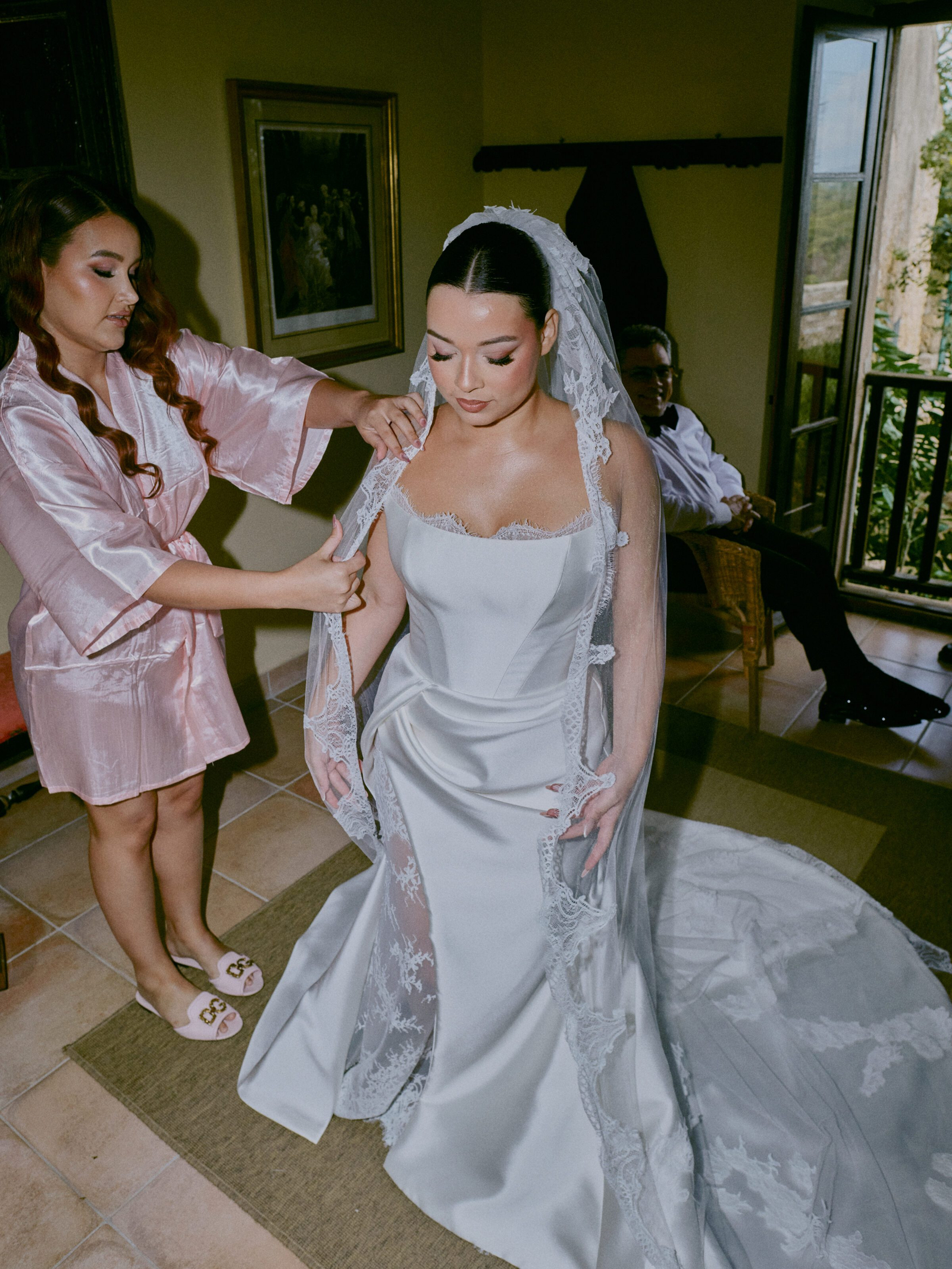 Wedding photographer Barcelona Bridal - photos with bridal dress