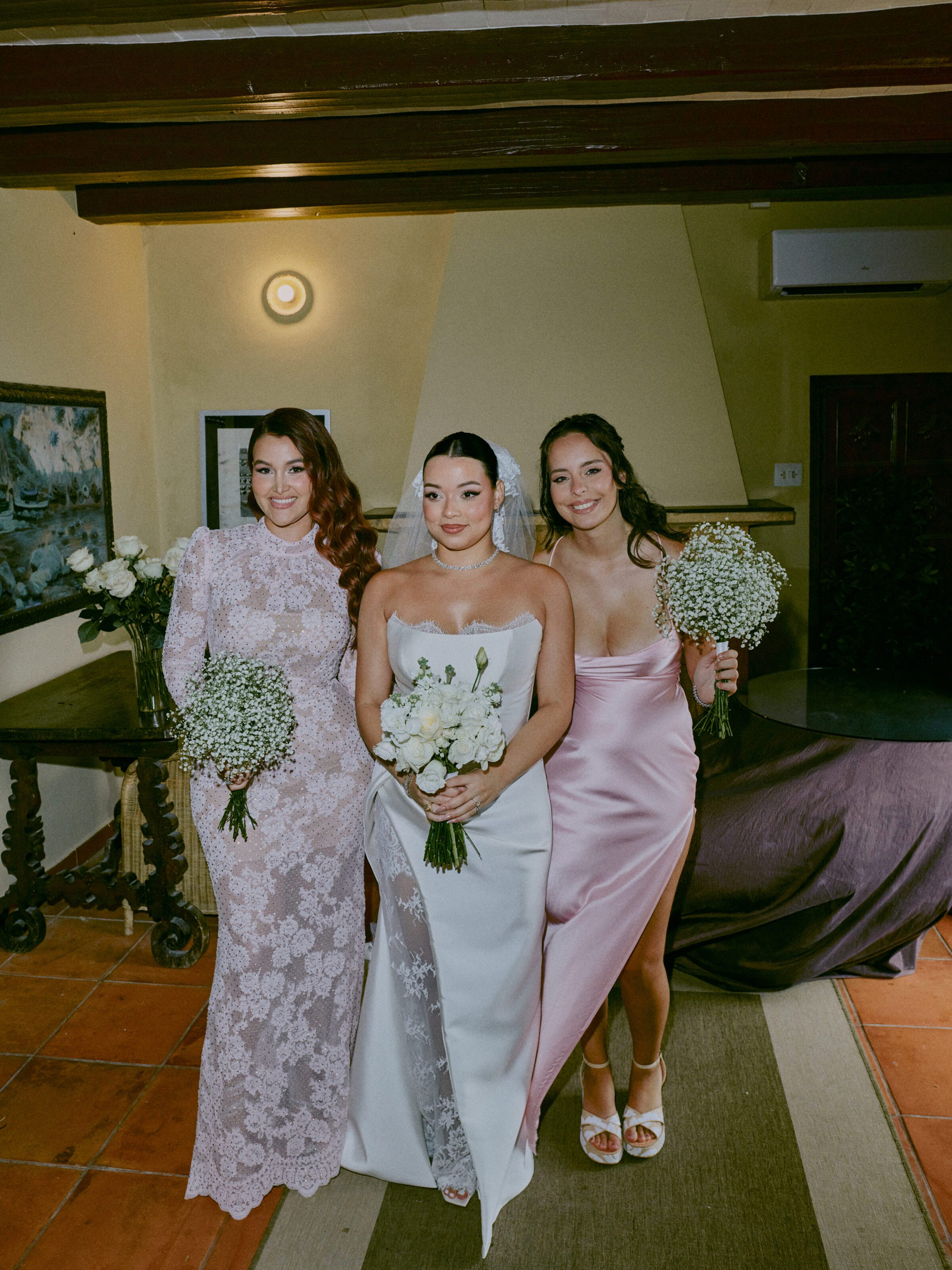 Wedding photographer Barcelona Bridal - photos with bridal dress