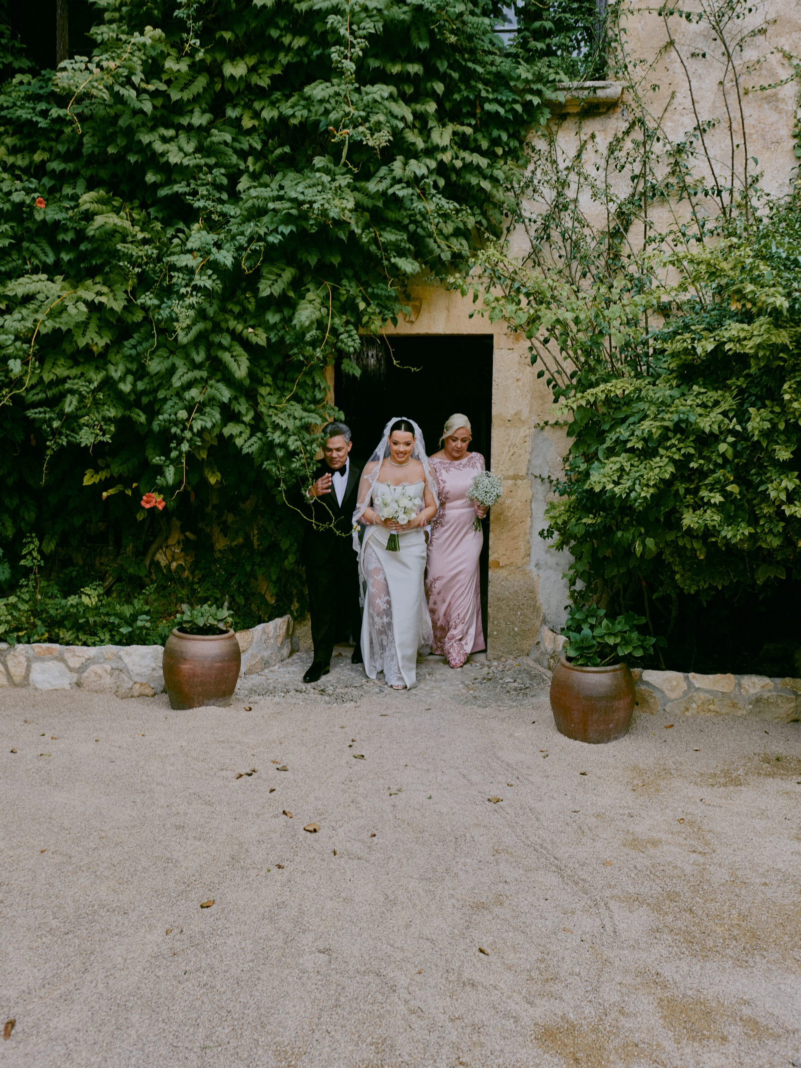 Wedding photographer Barcelona Bridal - photos with bridal dress